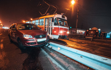 В Киеве такси вылетело с дороги и село днищем на отбойник
