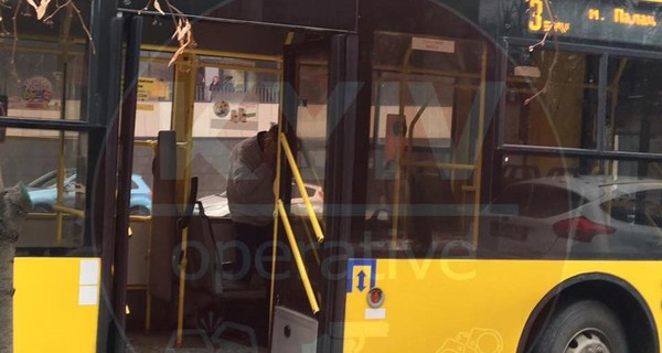 В Киеве авто подрезало троллейбус: пассажир пробил головой стекло