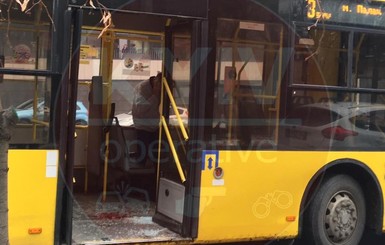 В Киеве авто подрезало троллейбус: пассажир пробил головой стекло