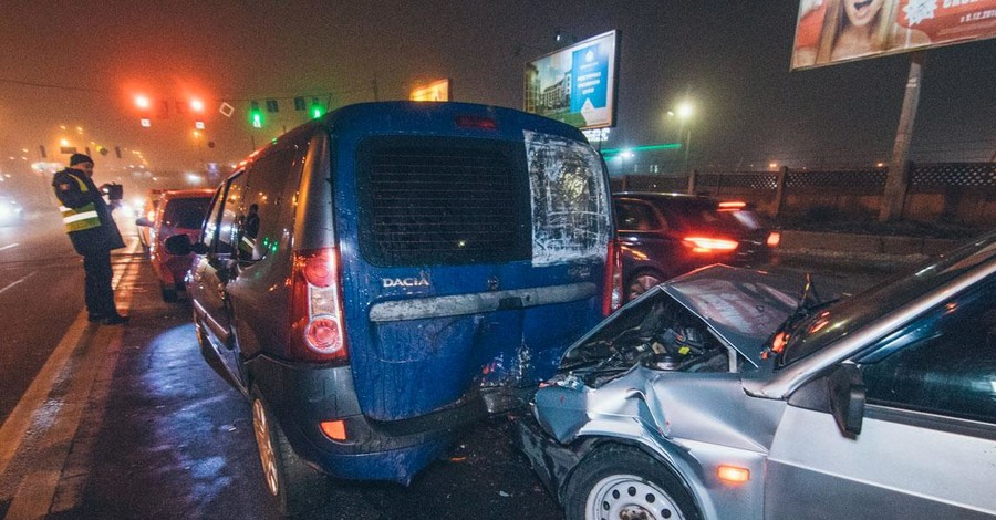 В Киеве пьяный водитель разбил три машины