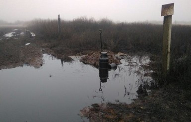 Причиной утечки нефти на Закарпатье стала незаконная врезка в трубопровод