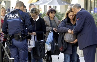 Франция после стрельбы в Страсбурге: закрытые школы и проверки на улицах