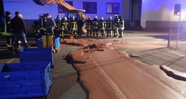 В Германии улицу залила тонна шоколада