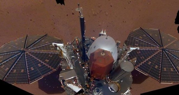 NASA показало первое селфи, сделанное космическим зондом на Марсе