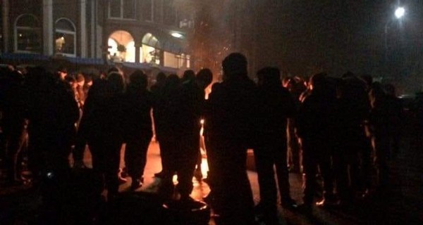 Заблокировали трассу и жгут шины: жители села на Закарпатье бунтуют из-за освобождения 14-летнего подозреваемого в убийстве