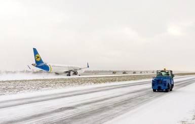 Снегопад в Украине вызвал проблемы с авиарейсами, поездами и дорогами