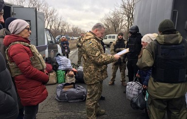 Украина забрала 13 заключенных из Донецка