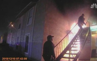 Полицейский поймал 10-летнего ребенка, выпрыгнувшего из горящего дома в Далласе