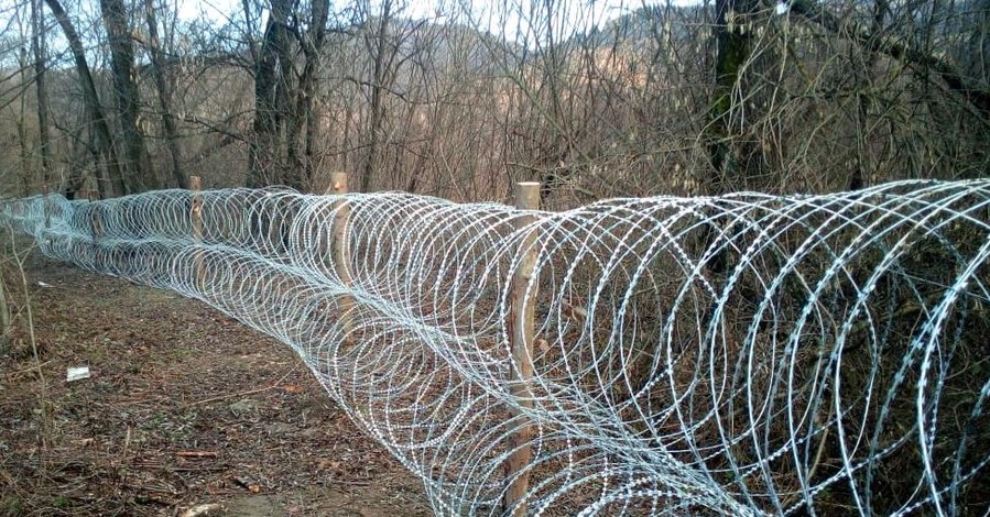 На западной границе Украины появился забор из колючей проволоки