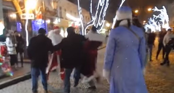 В Одессе на Дерибасовской за место под елкой подрались Деды Морозы