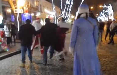 В Одессе на Дерибасовской за место под елкой подрались Деды Морозы