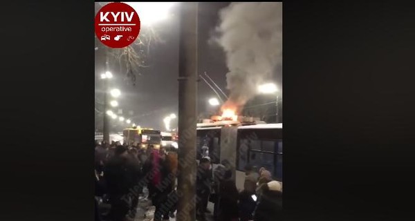 В Киеве загорелся троллейбус во время движения