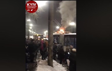В Киеве загорелся троллейбус во время движения
