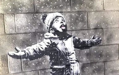 Новый шедевр Бэнкси: Мальчик ловит ртом снежинки – на самом деле он глотает пепел