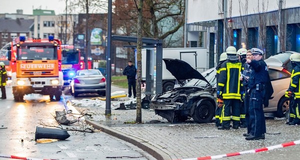 В Германии авто влетело в остановку: 1 погибший, 9 пострадавших