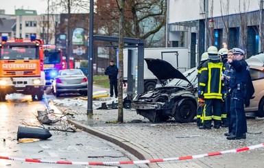 В Германии авто влетело в остановку: 1 погибший, 9 пострадавших