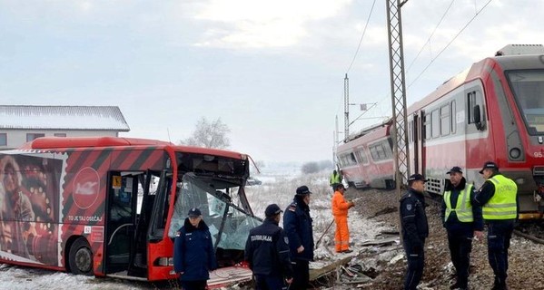 Школьный автобус столкнулся с поездом в Сербии, погибли пять человек