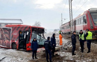 Школьный автобус столкнулся с поездом в Сербии, погибли пять человек