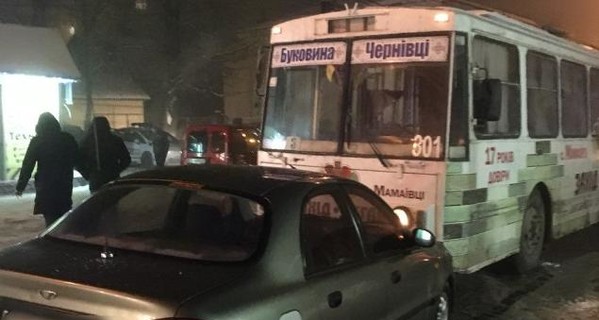 В Черновцах столкнулись троллейбус и четыре машины