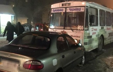 В Черновцах столкнулись троллейбус и четыре машины
