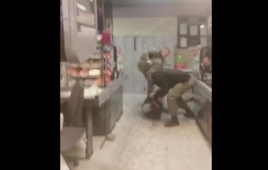 В киевском магазине охранники избили покупателей, которые не хотели платить за товар