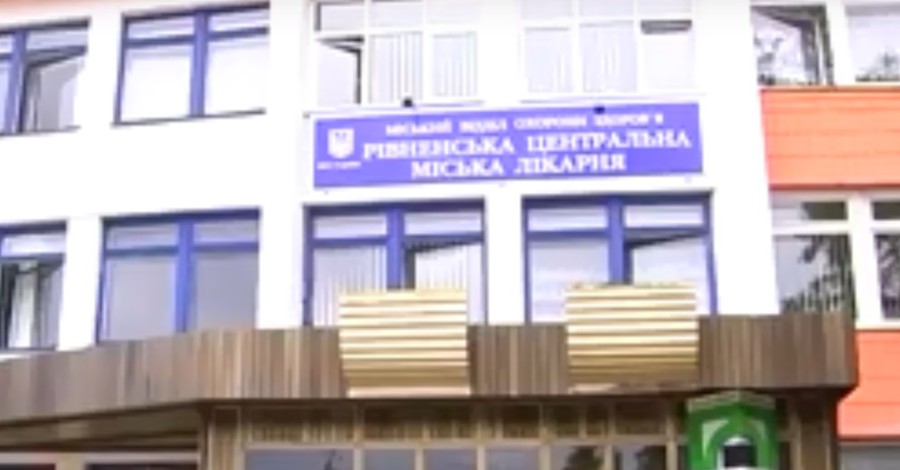 В Ровно пациент, ударив медсестру и врача, выпрыгнул из окна 4-го этажа