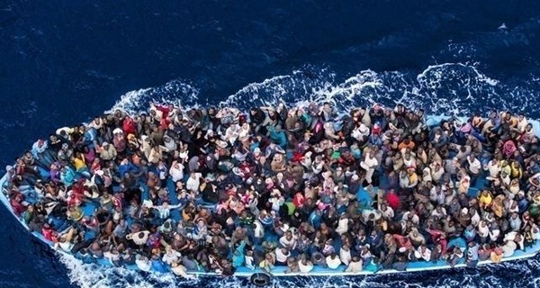 Италия закрыла порт для 300 беженцев, их нашли в Средиземном море