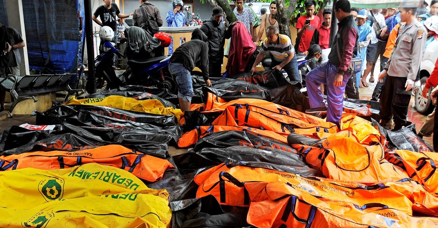 В Индонезии цунами унесло жизни уже 281 человека