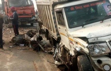 В Индии столкнулись одновременно 50 автомобилей, есть жертвы