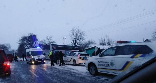В Винницкой области маршрутка врезалась в автобус и тот влетел во двор дома