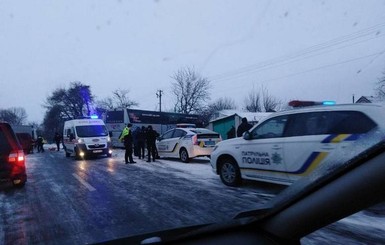 В Винницкой области маршрутка врезалась в автобус и тот влетел во двор дома