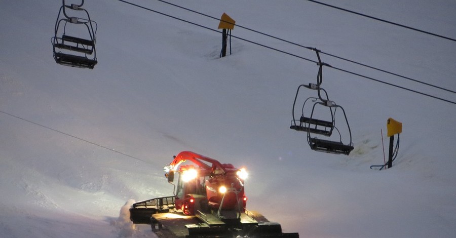 В Карпатах катавшуюся на сноуборде киевлянку переехал ратрак