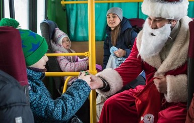 В маршрутке Днепра Дед Мороз раздает игрушки и конфеты