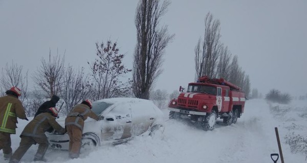На границе Черкасской и Полтавской областей в снегу застряли 200 машин