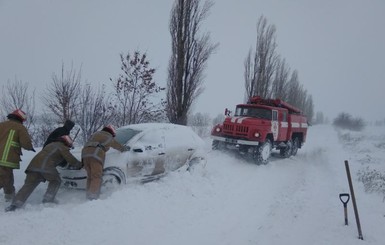 На границе Черкасской и Полтавской областей в снегу застряли 200 машин