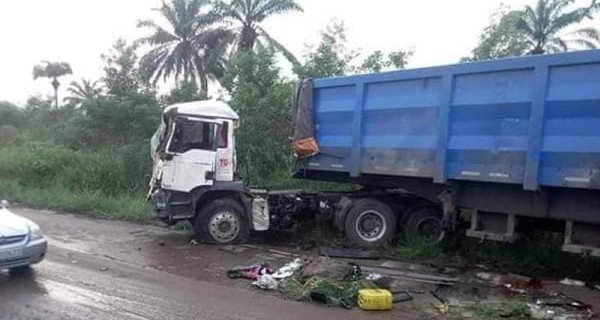 В Конго автобус столкнулся с грузовиком, погибли 27 человек