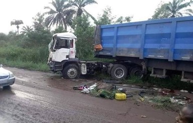 В Конго автобус столкнулся с грузовиком, погибли 27 человек