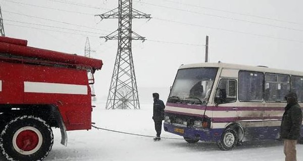 В четырех областях Украины проблемы с движением: на дорогах метровые сугробы 