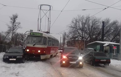 В Харькове трамвай сошел с рельсов и врезался в машины