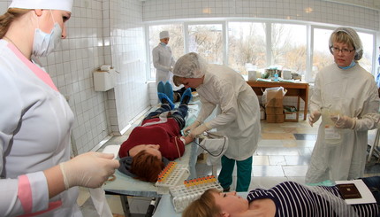 Сотни добровольцев сдали кровь для раненых в Днепропетровске 