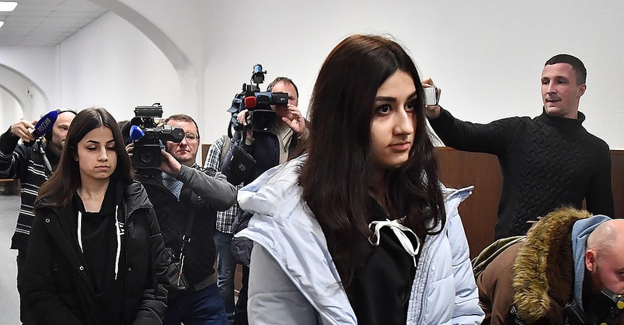 Сестры Хачатурян пришли в суд в толстовках с надписью 