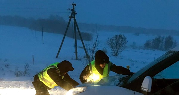 12 автобусов не могут сдвинуться с места из-за снега в Украине