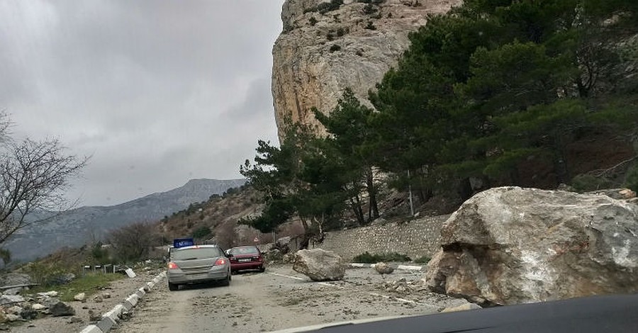 В Крыму на трассу упали трехтонные обломки скалы 