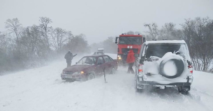 Непогода в Украине: 163 населенных пункта без света, на Полтавщине заметены дороги