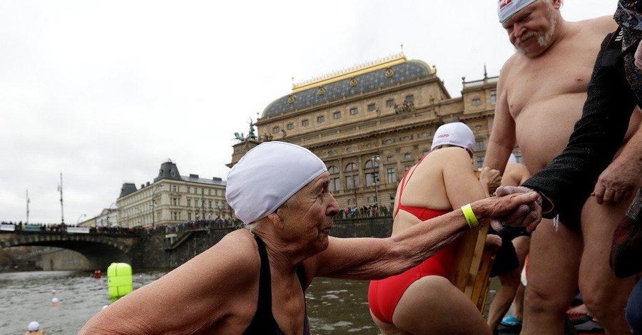 В Праге 400 человек посреди зимы переплыли реку
