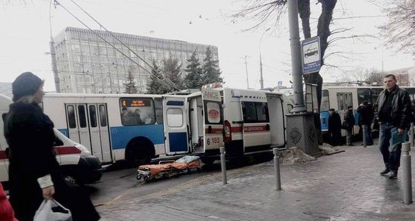 В Виннице у троллейбуса рвануло колесо, пострадали 3 человека