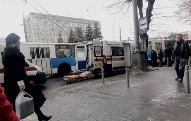 В Виннице у троллейбуса рвануло колесо, пострадали 3 человека