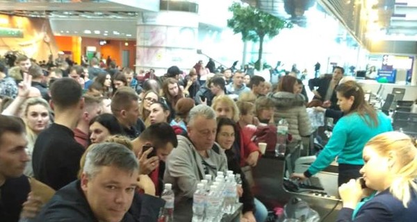 Пассажиры штурмуют аэропорт 