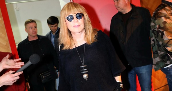 Фотограф рассказал, почему продюсер Лободы попала на афишу концерта Пугачевой