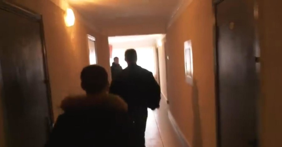 Харьковский следователь испугался журналиста и бежал от него через все управление